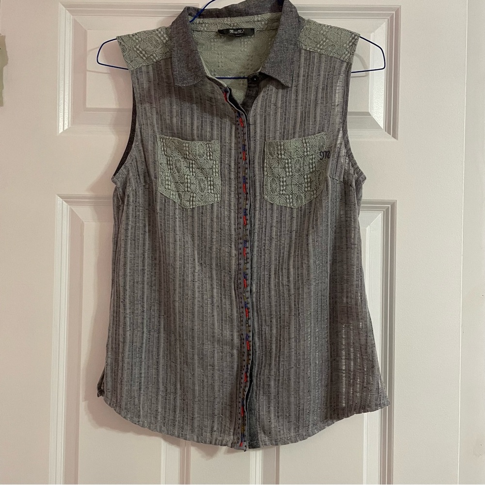 NWOT Miss Me sleeveless beaded lace collared button up blouse, large